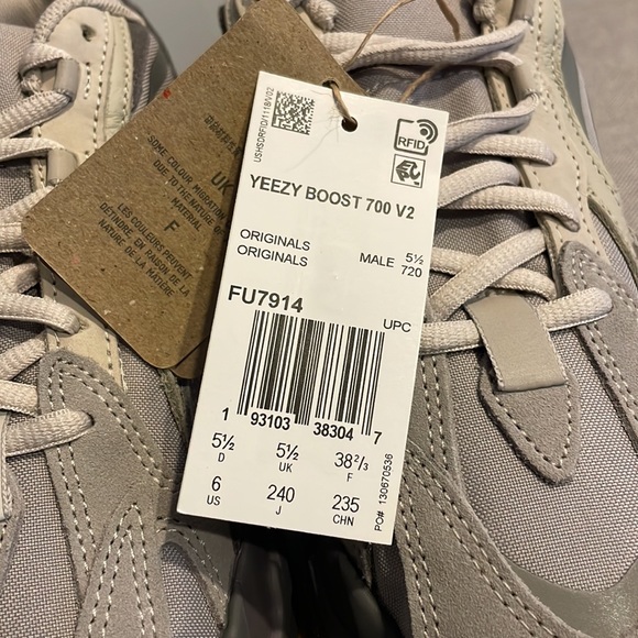 YEEZY Boost 700 V2 Tephra - Picture 6 of 10